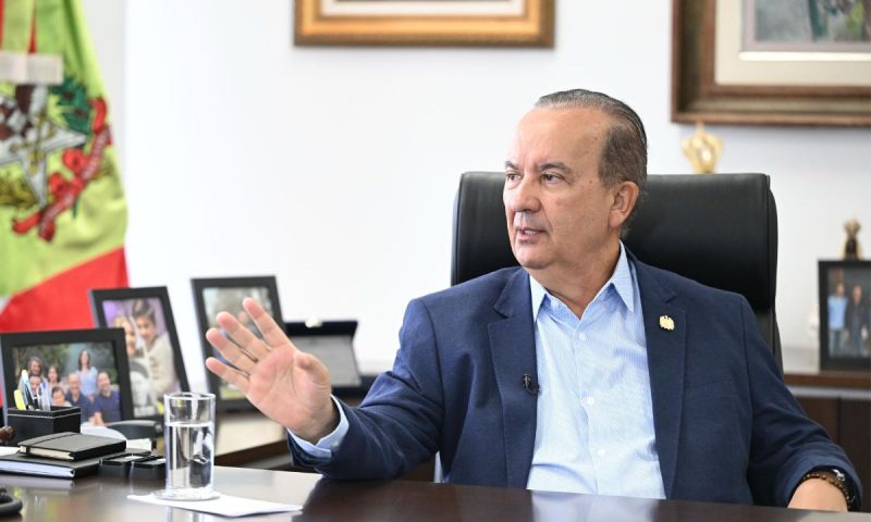 Governador de Santa Catarina, Jorginho Mello descartou alarde sobre os ataques em Florianópolis