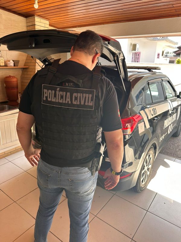 Imagem mostra policial em fábrica de anabolizantes 