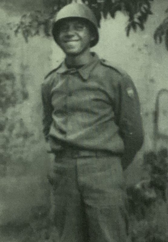 Sargento Hugo no acampamento Foto em preto e branco mostra Hugo no acampamento da Força Expedicionária Brasileira