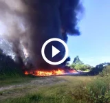 video:-incendio-em-entulho-mobiliza-bombeiros-de-tijucas-por-mais-de-quatro-horas