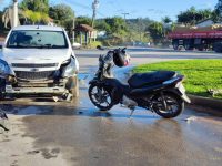 motociclista-sofre-suspeita-de-fratura-apos-colisao-com-veiculo-em-rotatoria