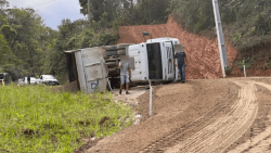 motorista-de-cacamba-relata-dores-na-coluna-apos-veiculo-tombar