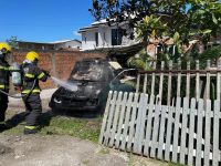 carro-proximo-de-casa-pega-fogo-na-manha-deste-sabado-em-tijucas