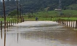 inundacao-isola-familias-em-canelinha;-rio-tijucas-esta-em-5,87-com-tendencia-de-baixa