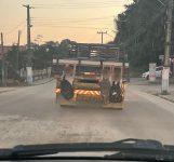 adolescentes-sao-flagrados-“pegando-rabeira”-em-caminhao-em-canelinha