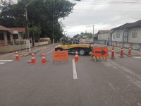 obras-de-rede-de-esgoto-interrompem-transito-na-avenida-valerio-gomes,-em-tijucas