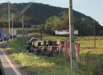 casal-com-bebe-escapam-ilesos-apos-tombamento-de-caminhao-na-br-101-entre-tijucas-e-biguacu