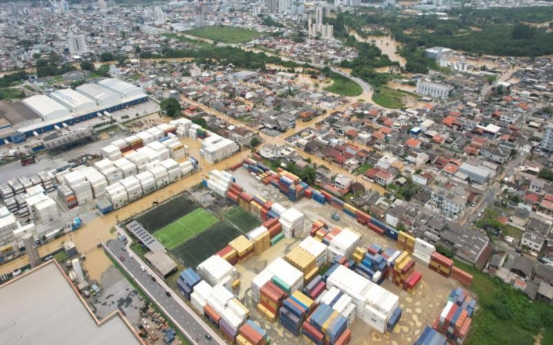 Itajaí, vista de cima, corre risco de desastres naturais segundo estudo