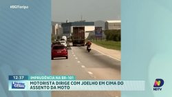 imprudencia-na-br-101:-motoqueiro-dirige-com-o-joelho-em-cima-do-assento