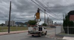 caminhao-rompe-cabos-no-centro-de-tijucas-e-causa-transtorno-no-transito